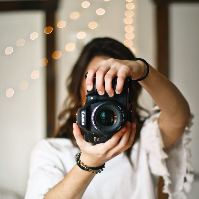 Fotografka s fotoaparátom pri práci